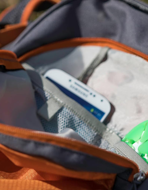 Load image into Gallery viewer, the Nest – Tangle-Free Earphone / Earbud Case, Durable and Compact Storage System, Green (4100900)
